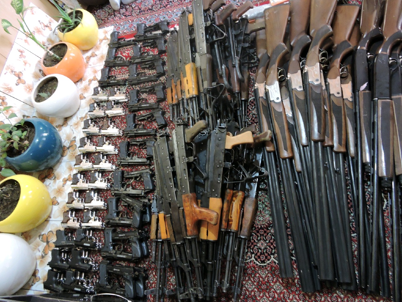 انهدام باندسارقان مسلح کمتر از ۱۲ ساعت در اهواز/کشف سلاح مورد استفاده درسرقت انهدام باندسارقان مسلح کمتر از ۱۲ ساعت در اهواز/کشف سلاح مورد استفاده درسرقت