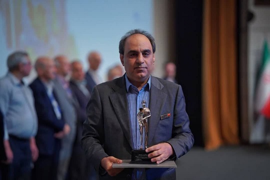 تندیس مرد سال فولاد ایران به محمود لندی رسید تندیس مرد سال فولاد ایران به محمود لندی رسید