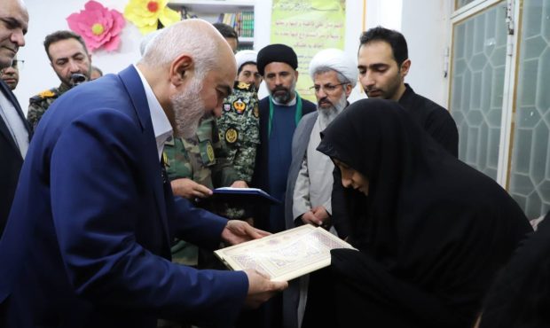 استاندار خوزستان به خانواده شهید شاهرخی فر ادای احترام کرد استاندار خوزستان به خانواده شهید شاهرخی فر ادای احترام کرد